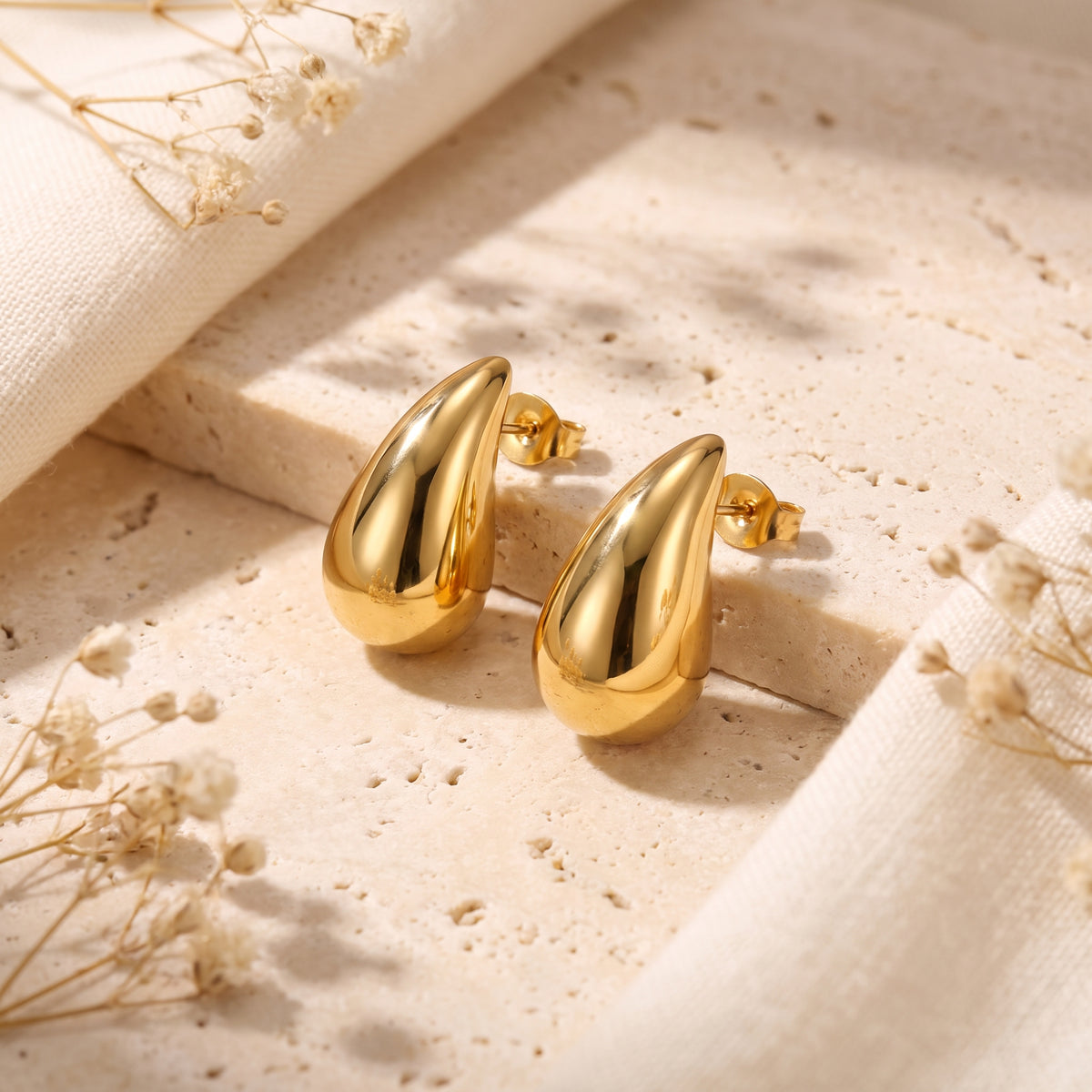 Les boucles d’oreilles pendantes en forme de larme