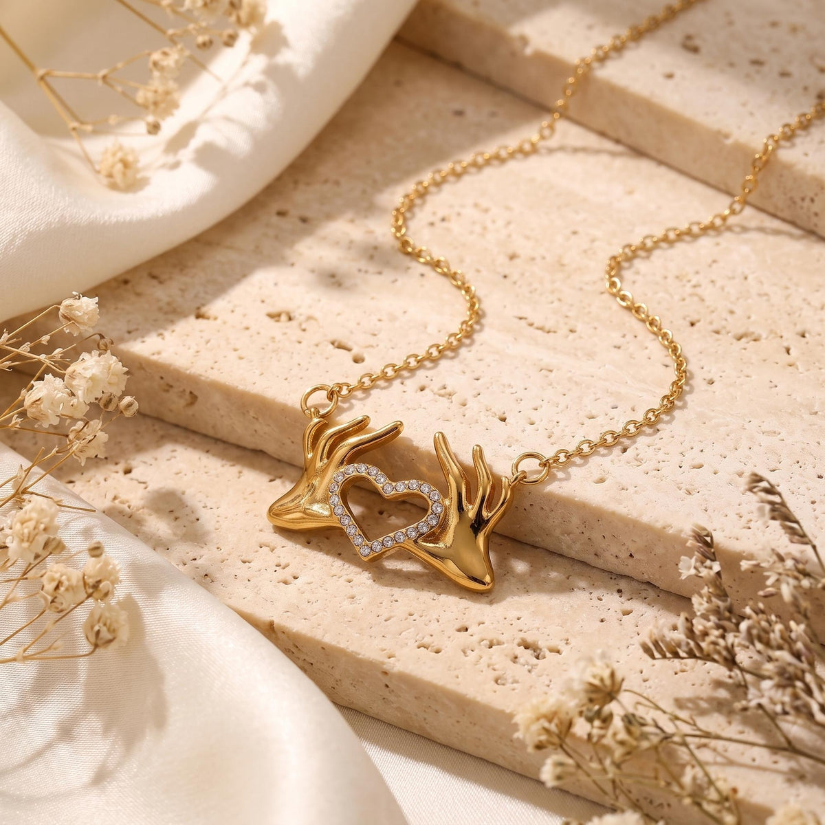 Le collier pendentif mains formant un cœur