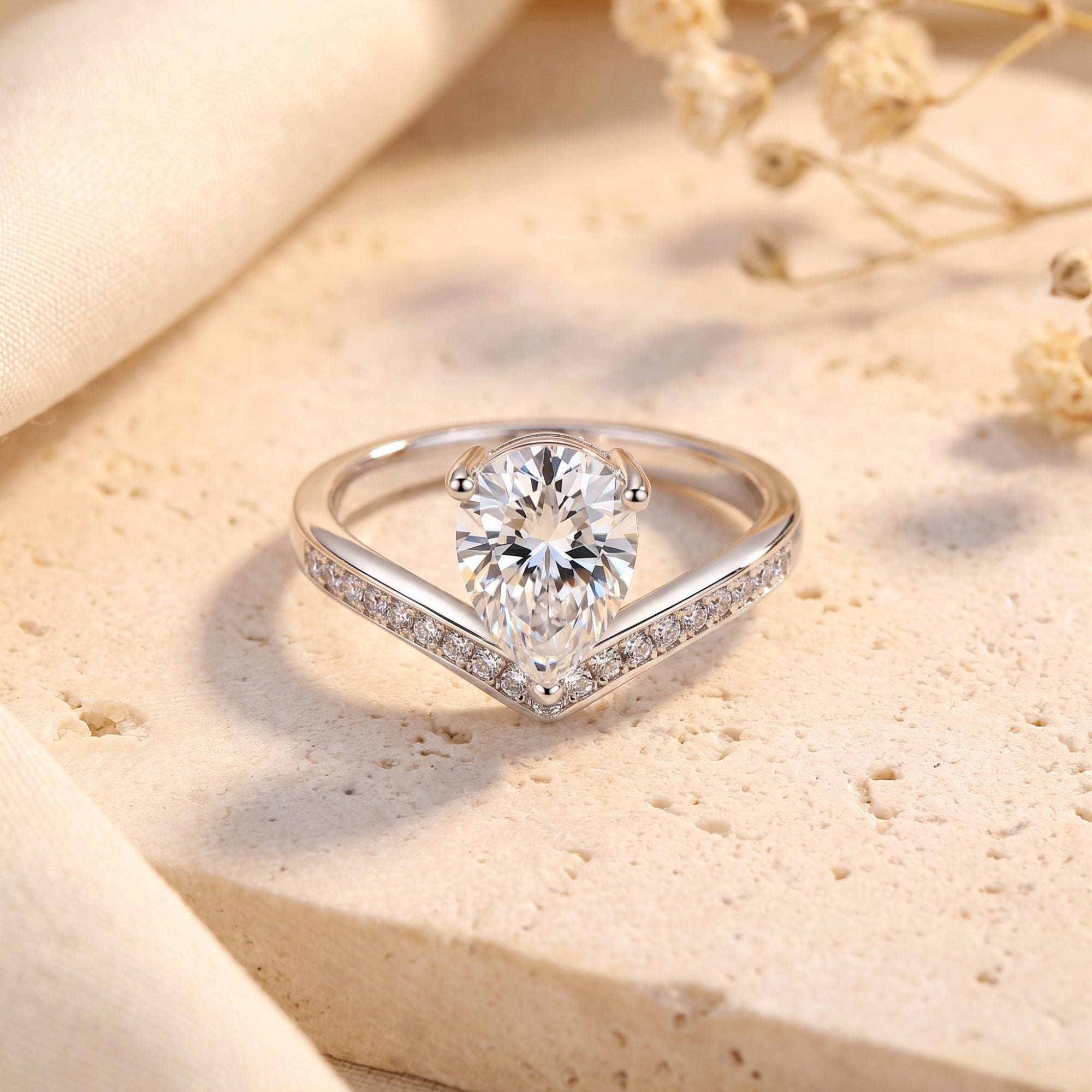 La bague Stella en poire et chevrons