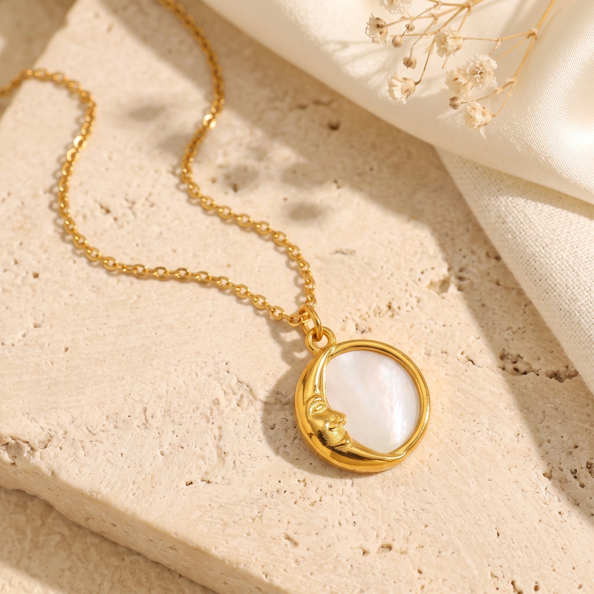 Le collier pendentif en forme de croissant de lune