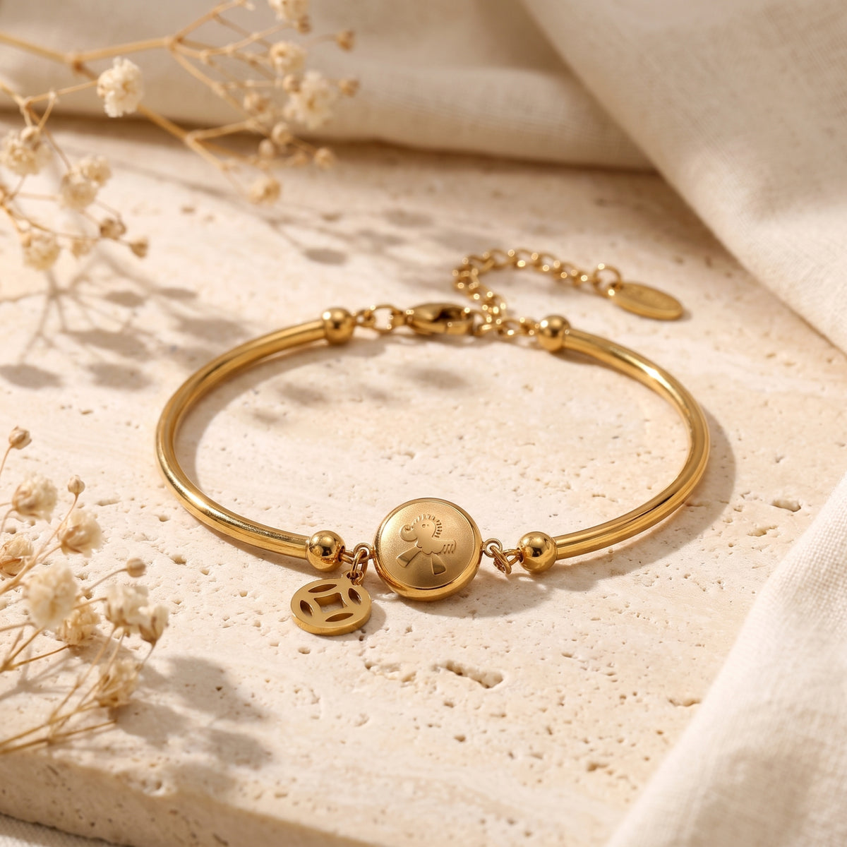 Das Armband „Glücksmünze“ mit Anhängern