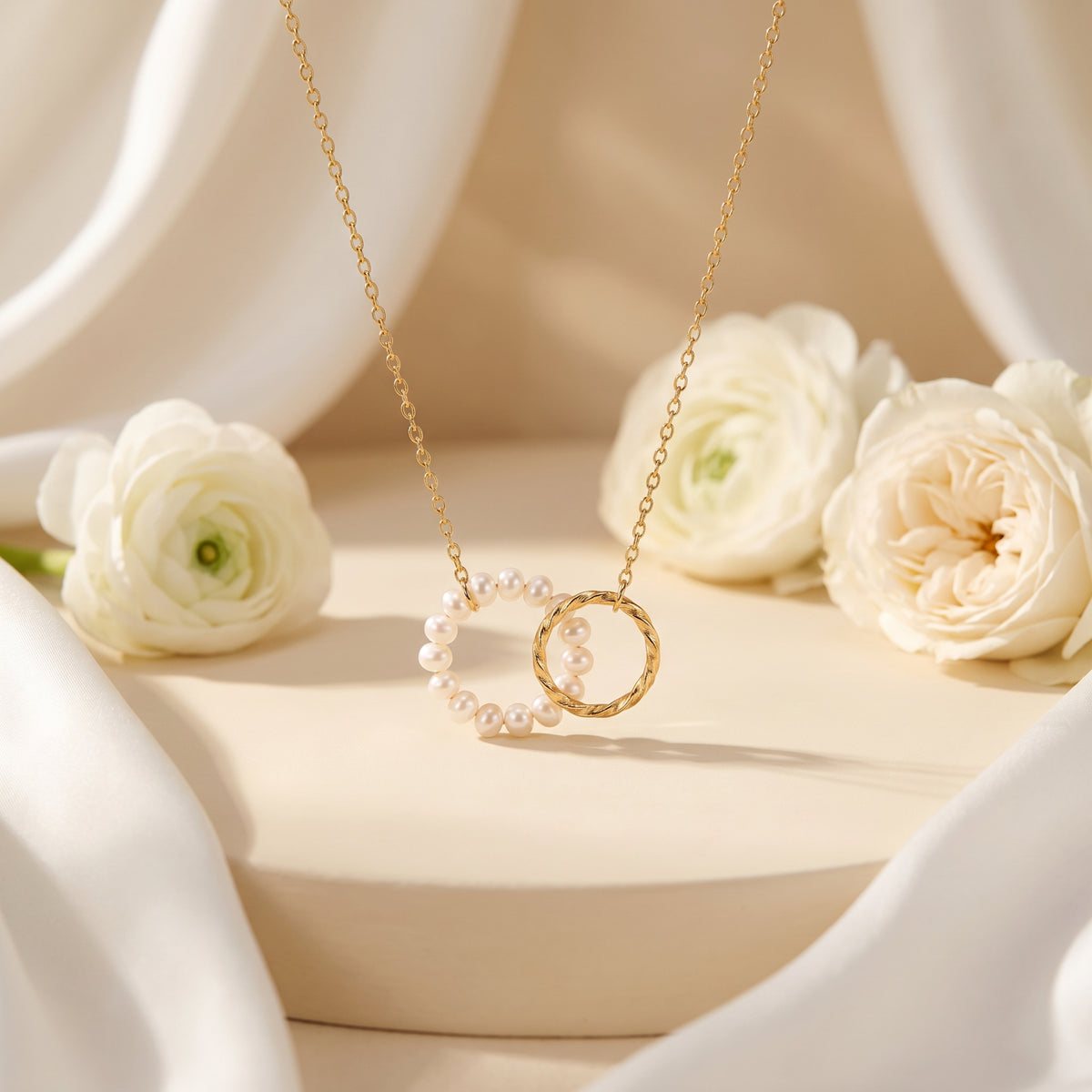 Le collier cercle entrelacé en perles