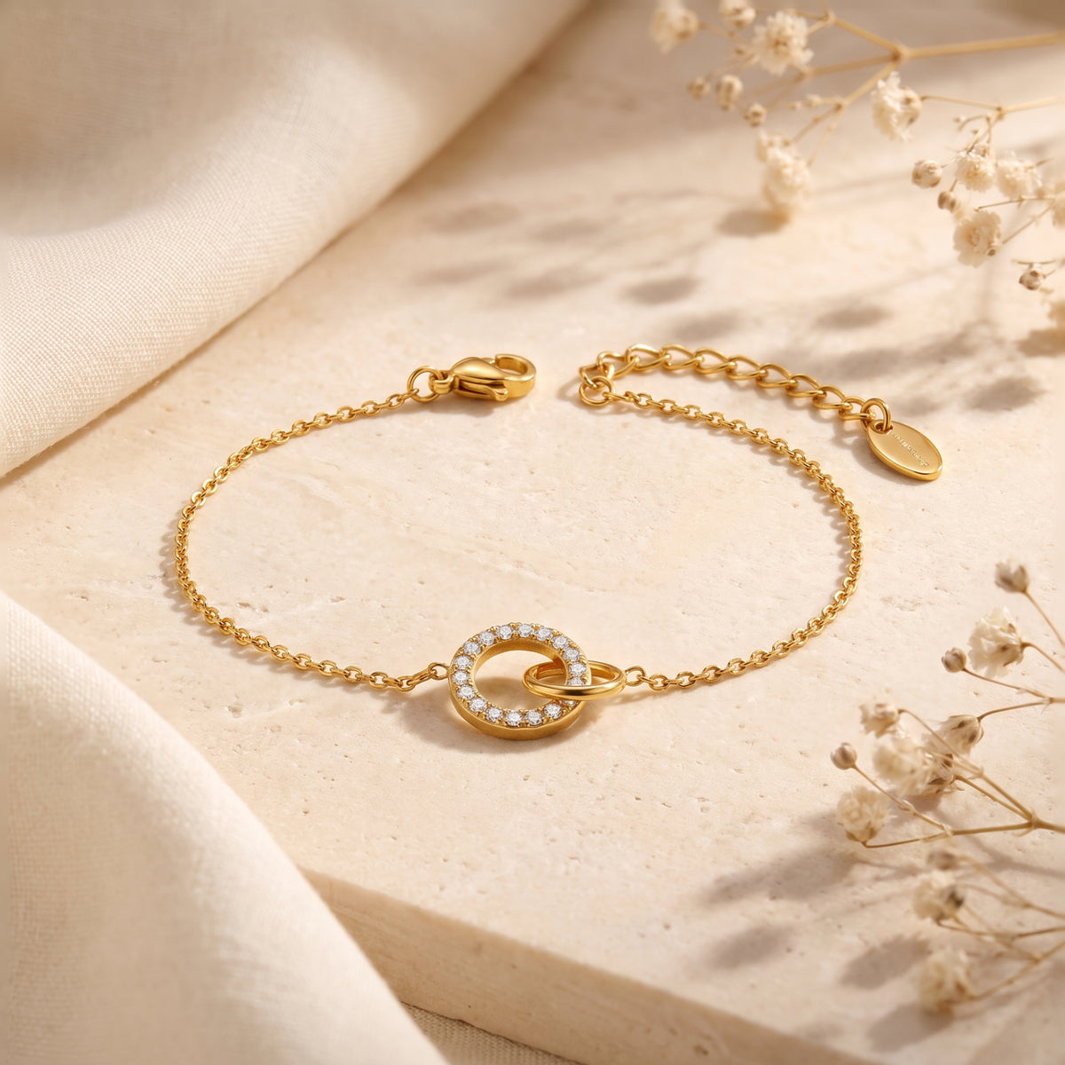 Das Armband mit ineinandergreifenden Kreisen