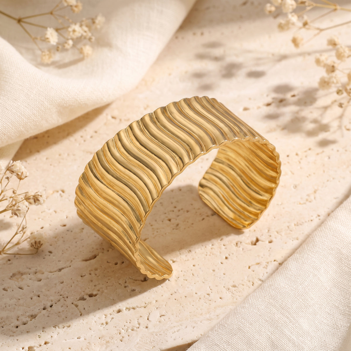 Das geriffelte Wellen-Manschettenarmband