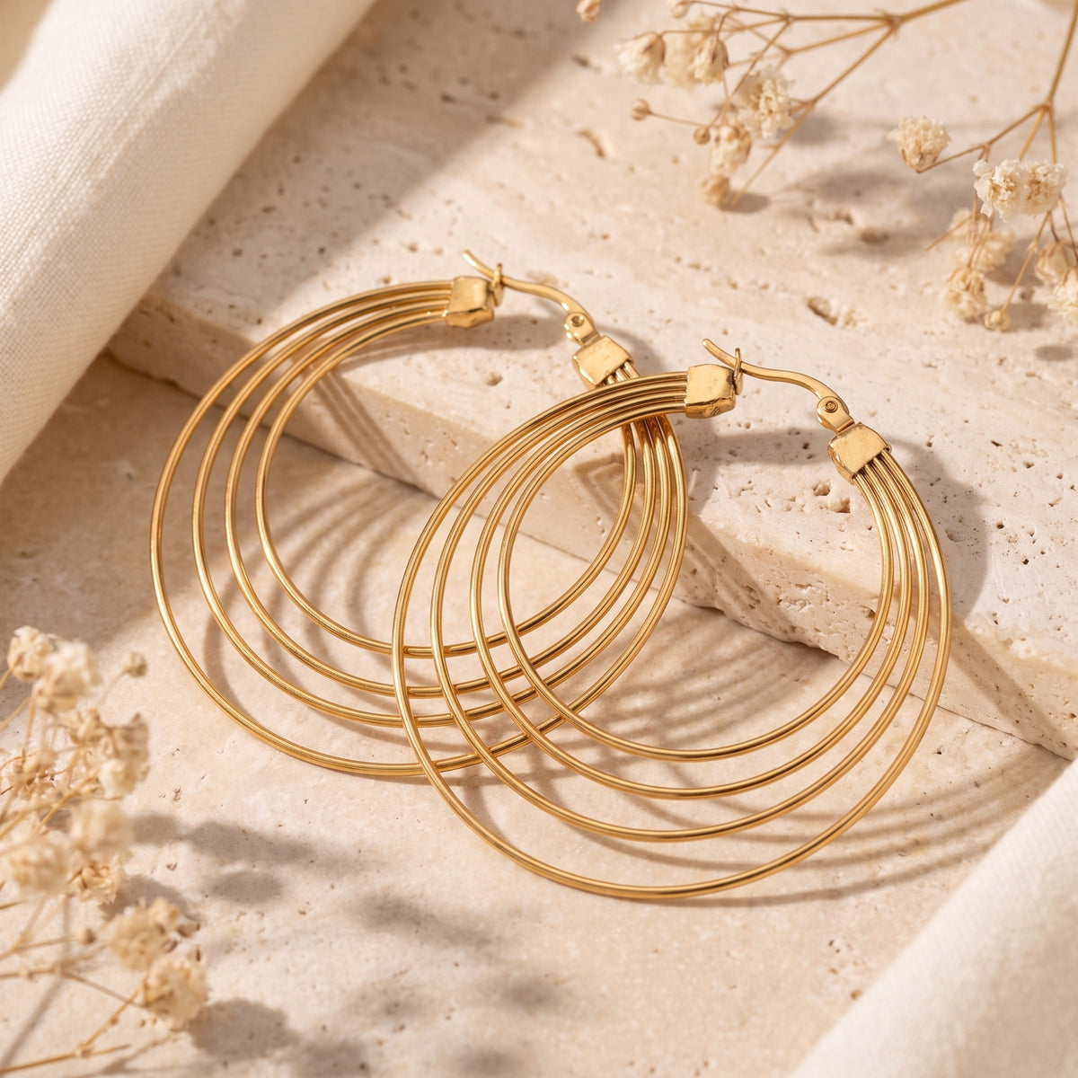 Les boucles d’oreilles créoles à quatre anneaux