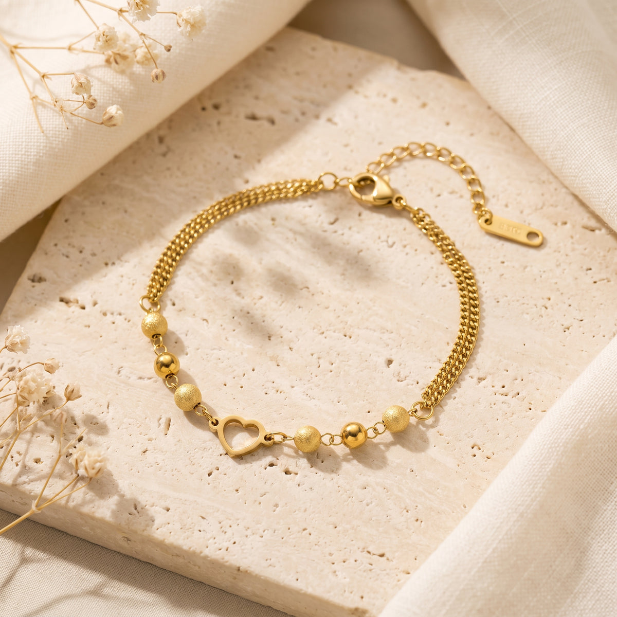 Das Armband mit Herzanhänger