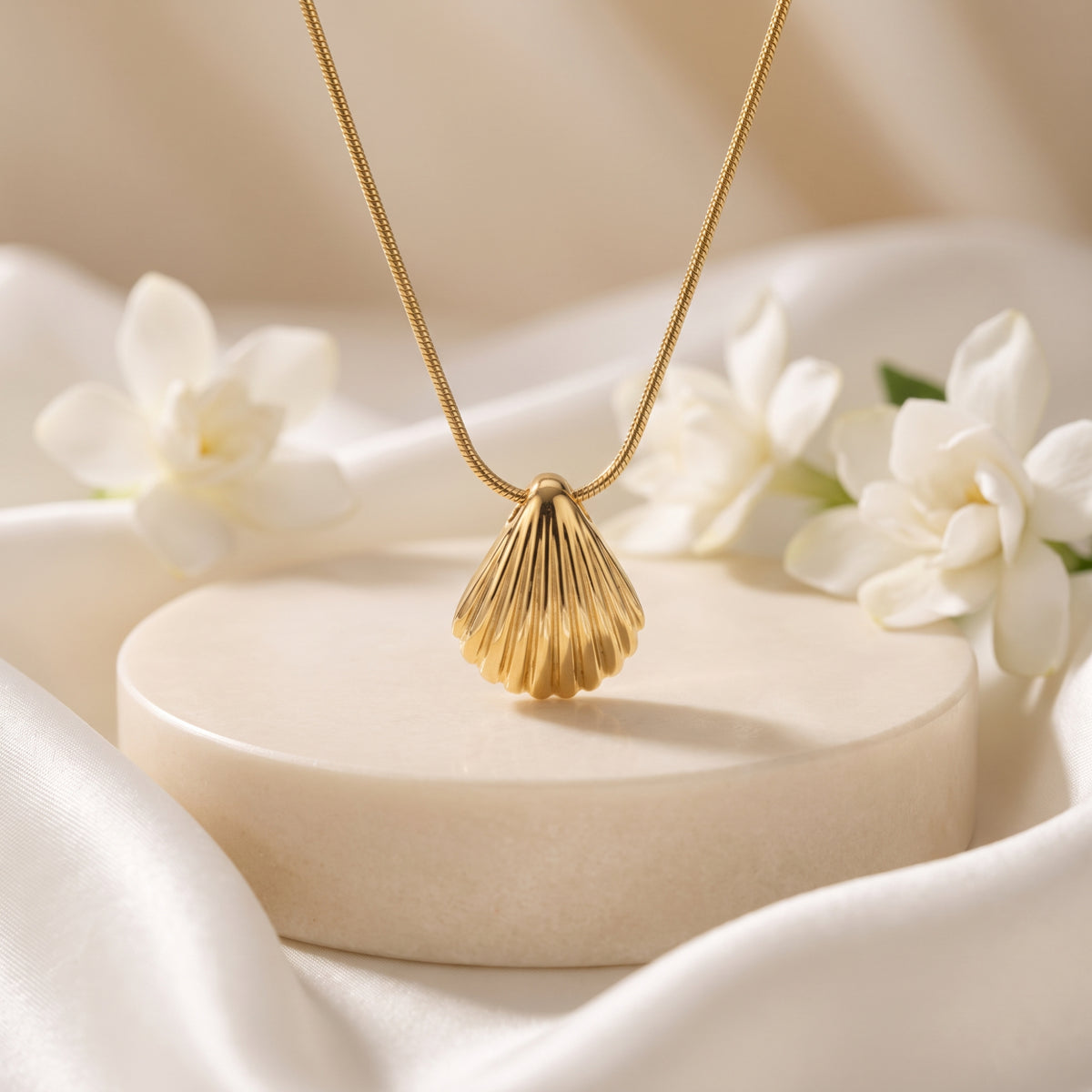 Collier pendentif coquillage festonné