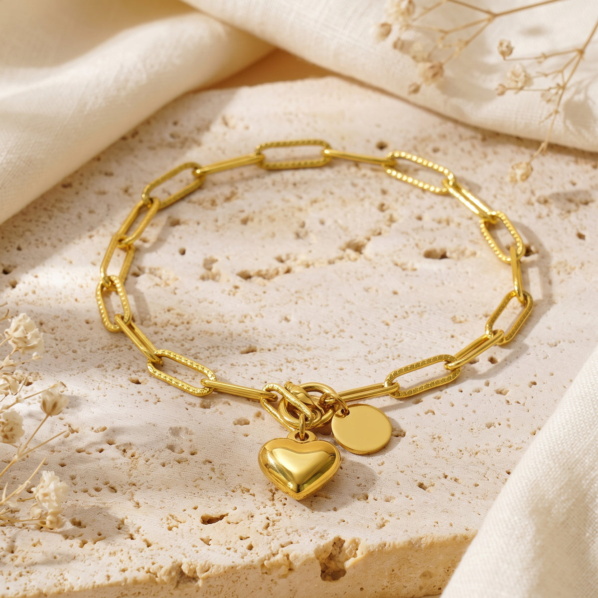 Das Armband mit Herzanhänger und Gliedern