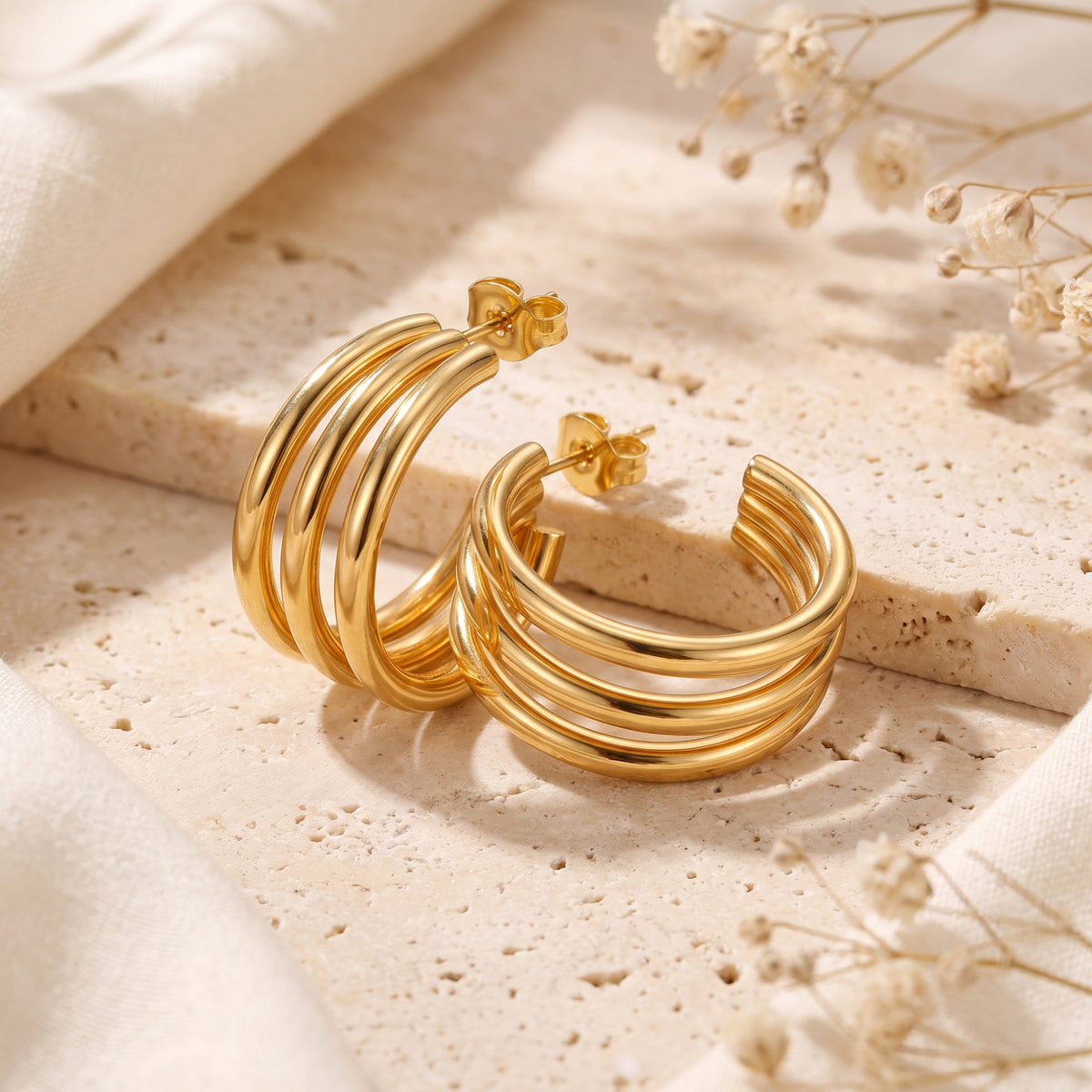 Les boucles d’oreilles créoles en C Triple Band