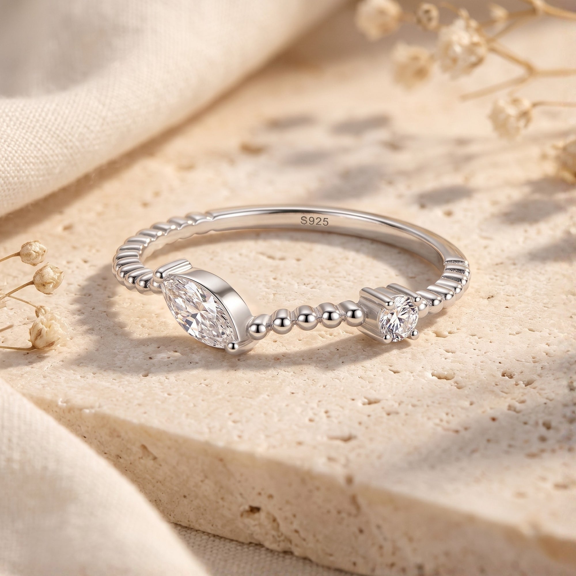 La bague ouverte perlée