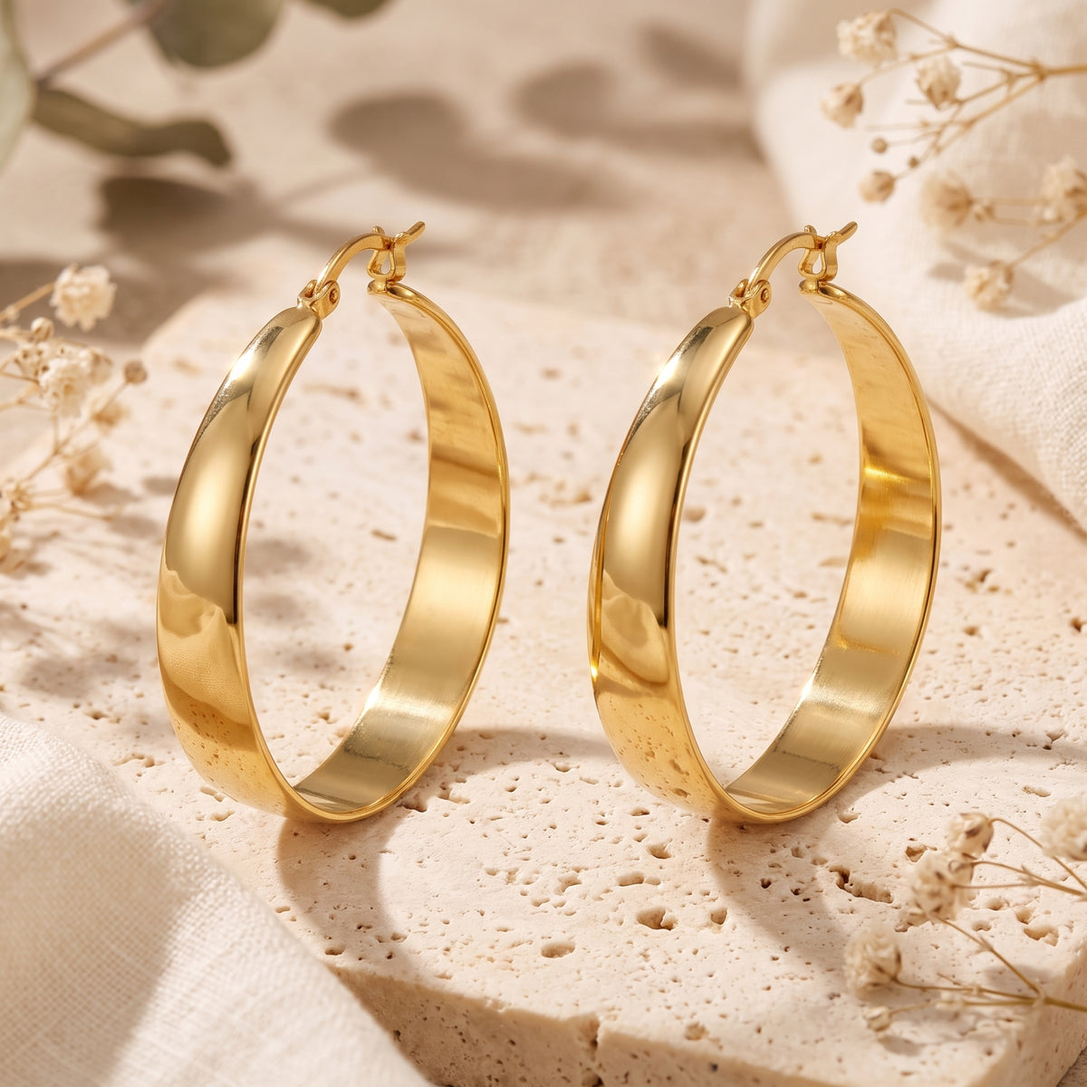 Les boucles d’oreilles créoles sculpturales effilées