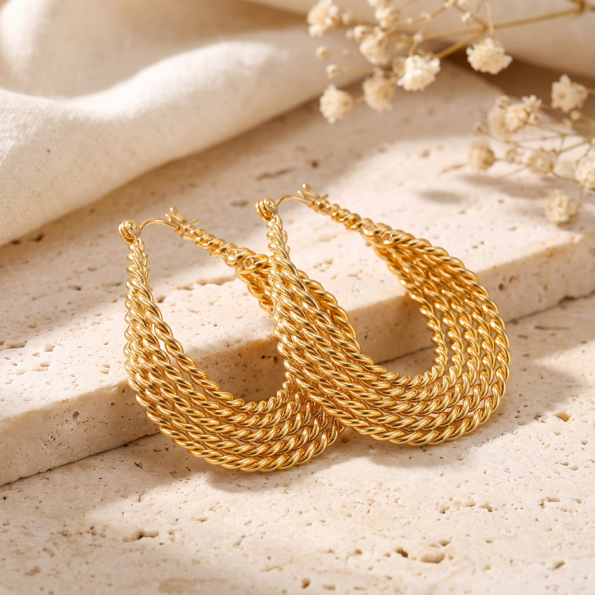 Les boucles d’oreilles pendantes torsadées façon corde