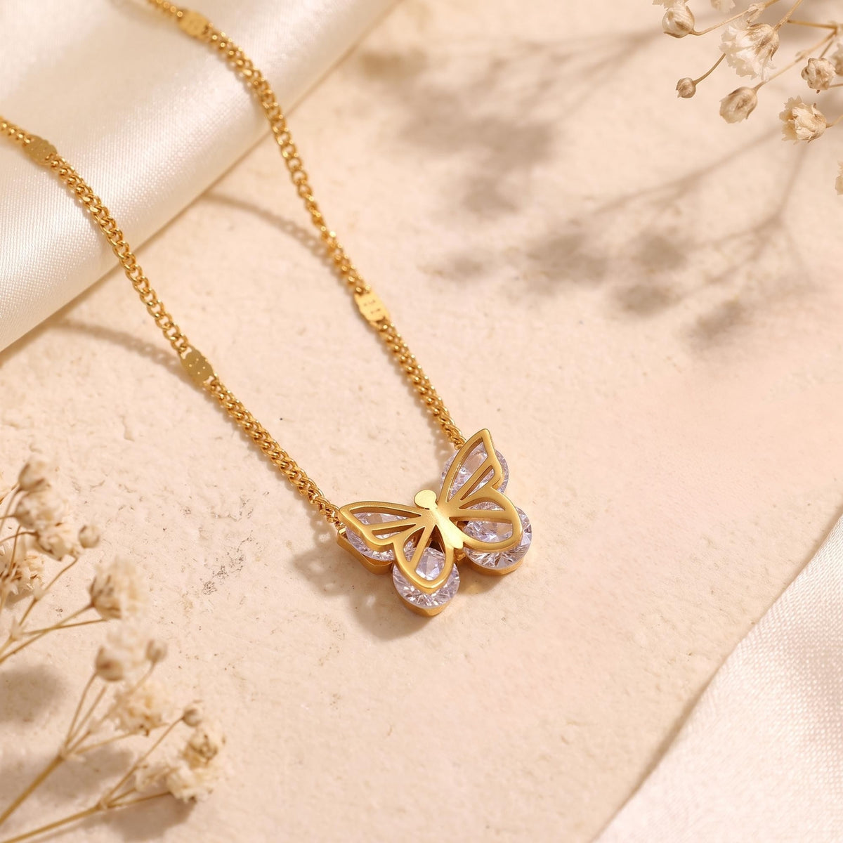 Le collier papillon ajouré