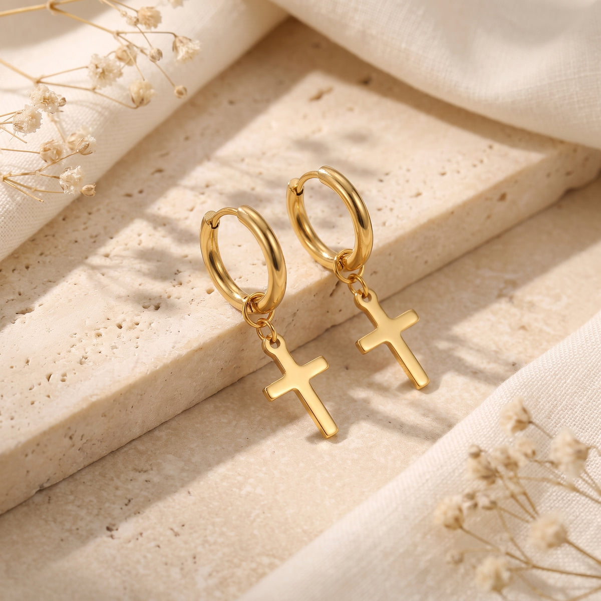 Les boucles d’oreilles pendantes en forme de croix The Cross Drop