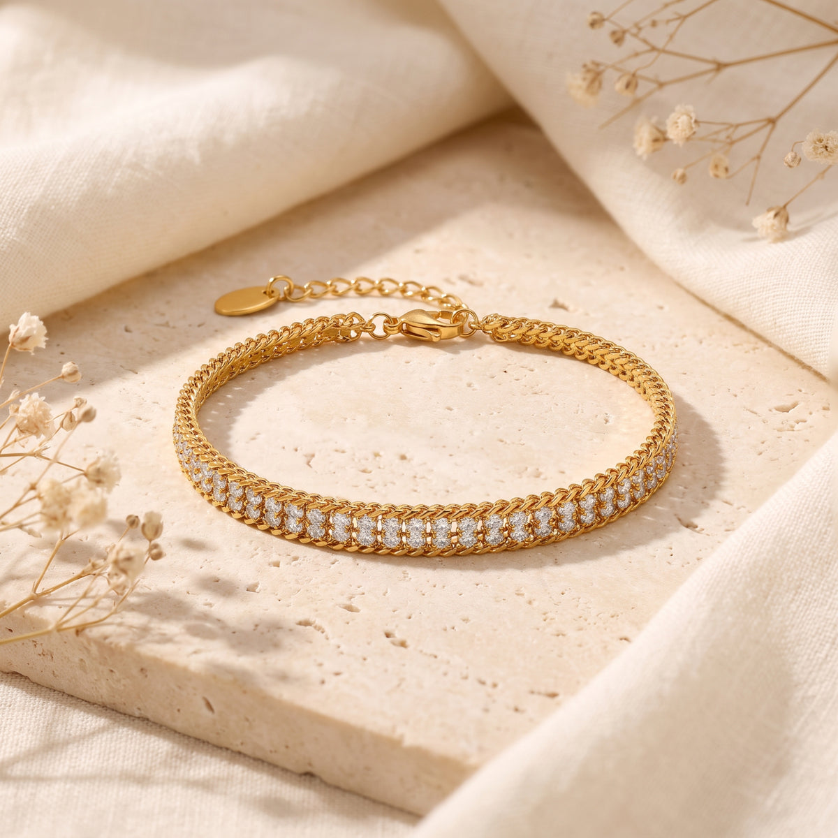 Das Armband mit zweireihigen Gliedern
