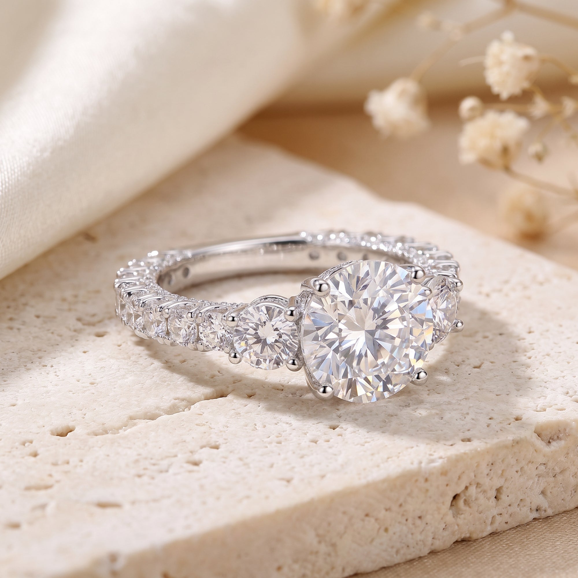 La bague Aria à trois pierres
