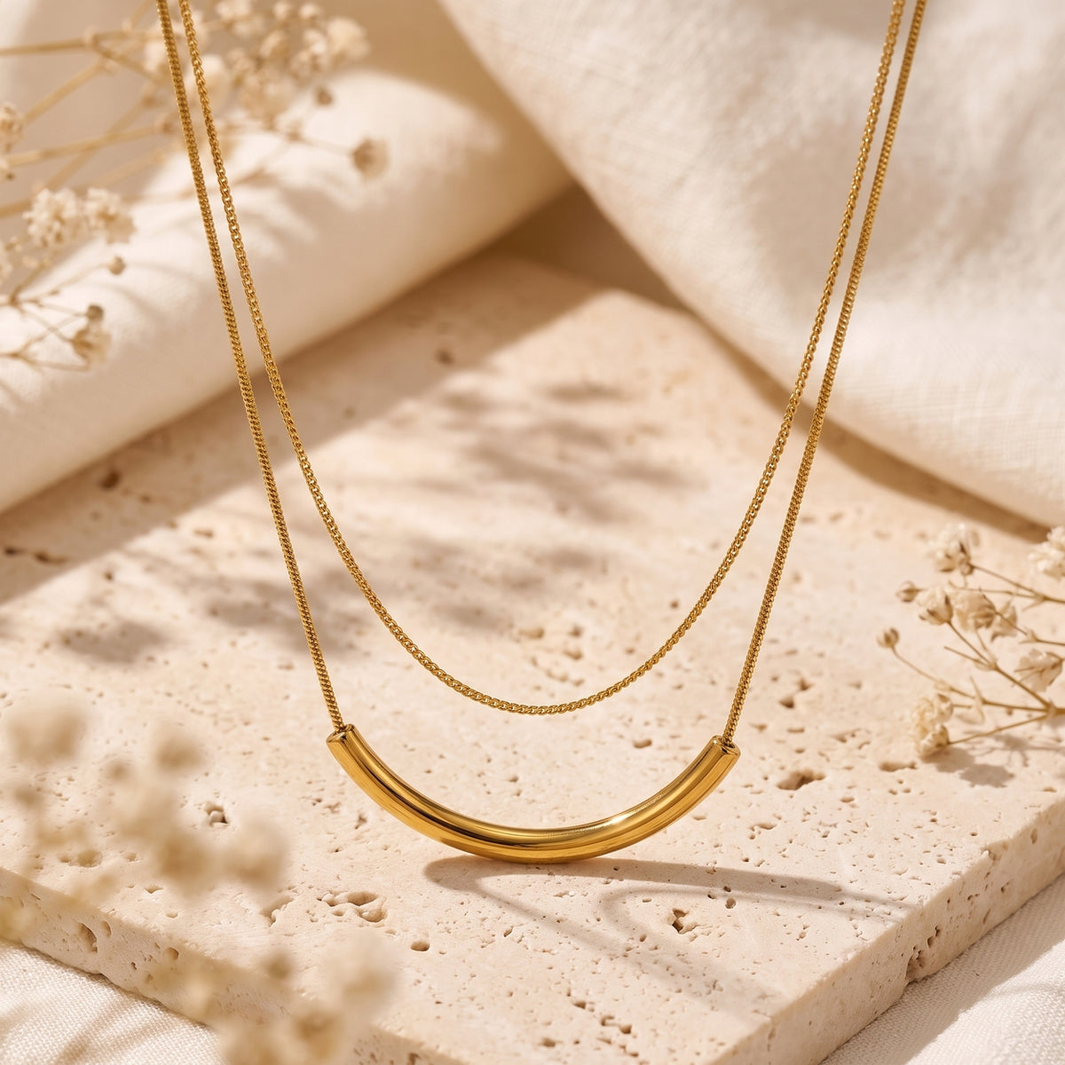 Le collier superposé en arc The Layered Arc