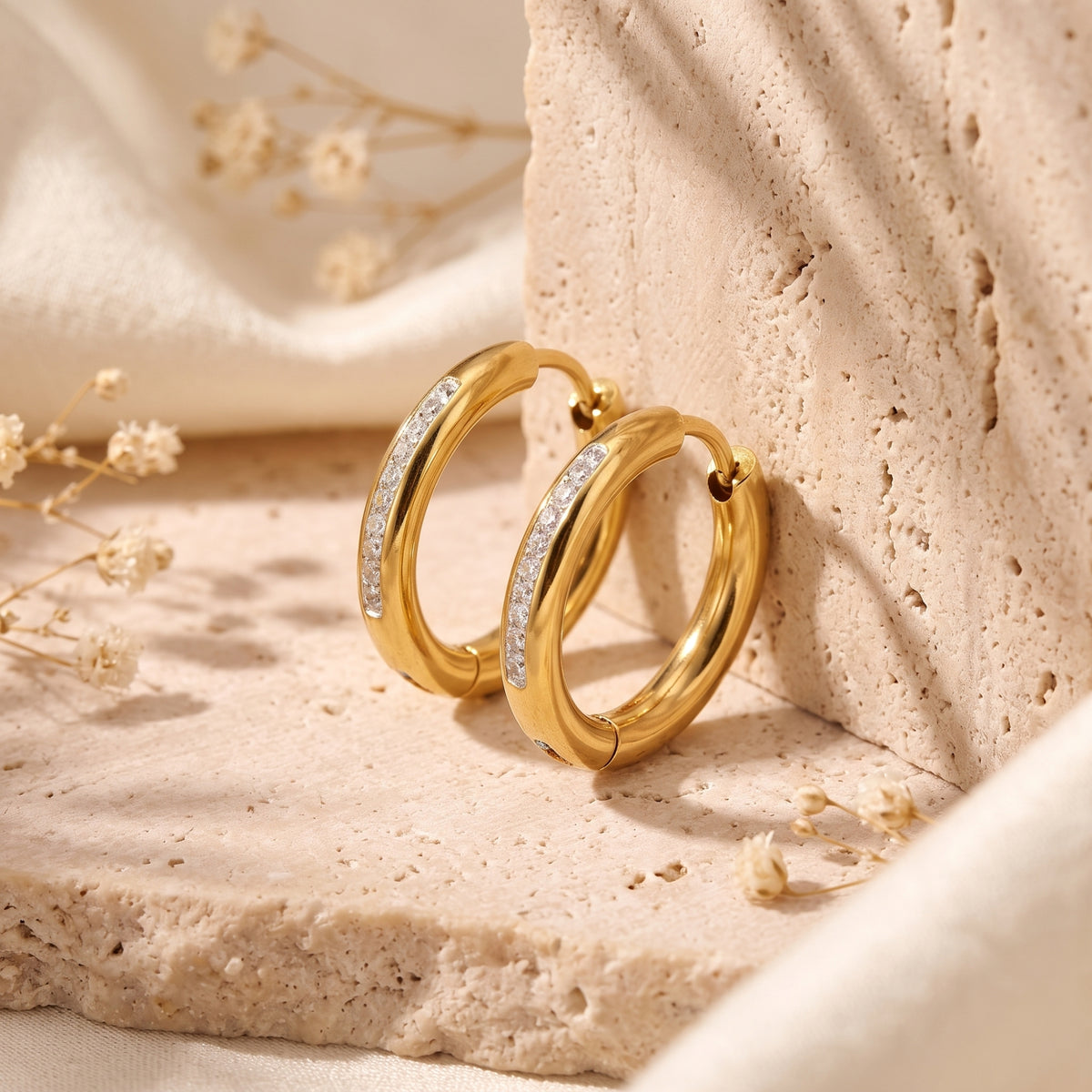Les boucles d’oreilles huggie pavées