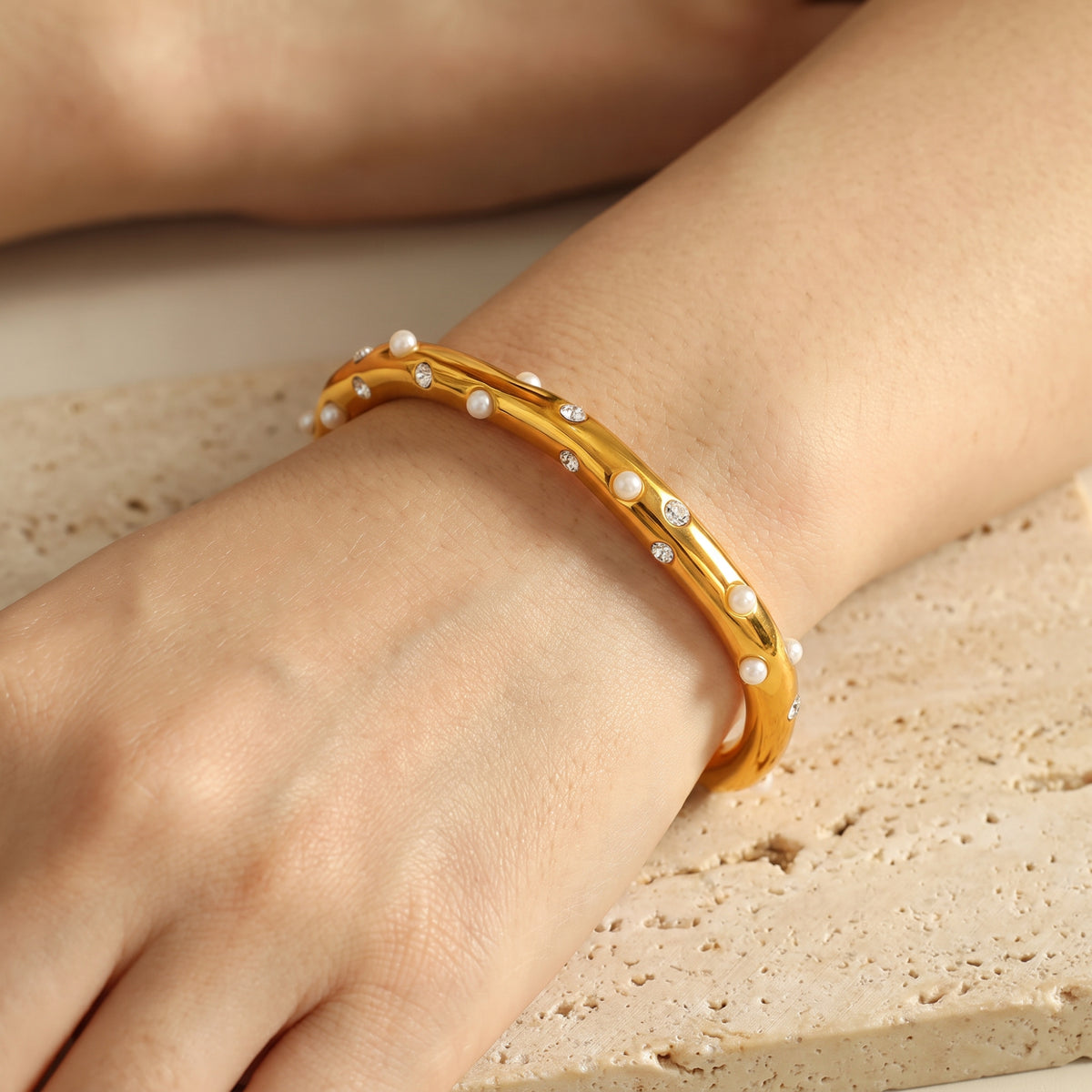 Das skulpturale Perlenarmband