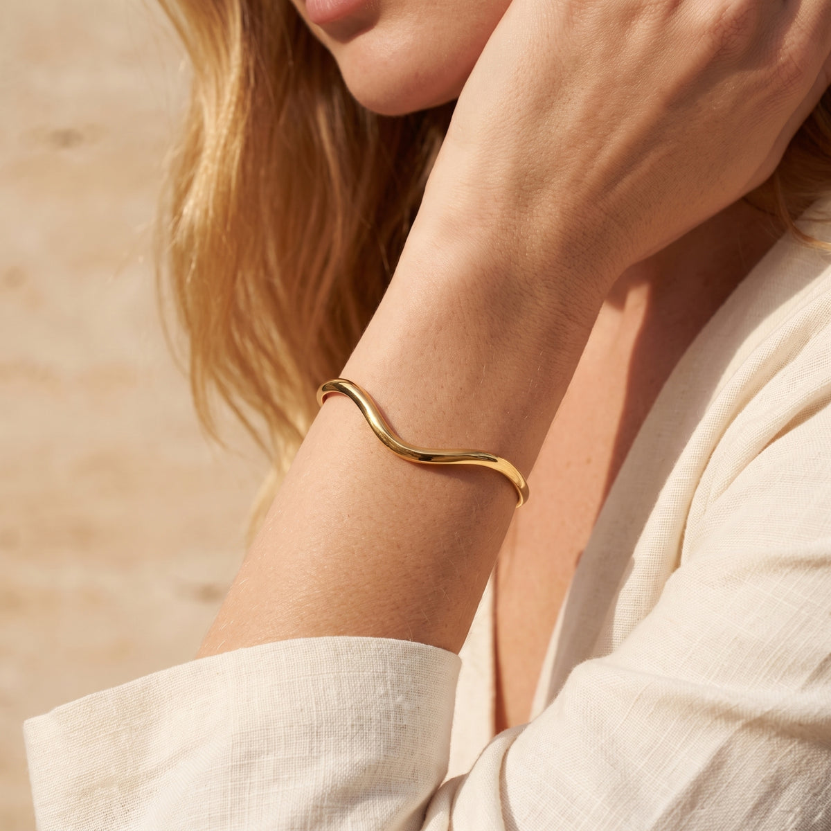 Das Armreif-Armband mit Wellenkontur