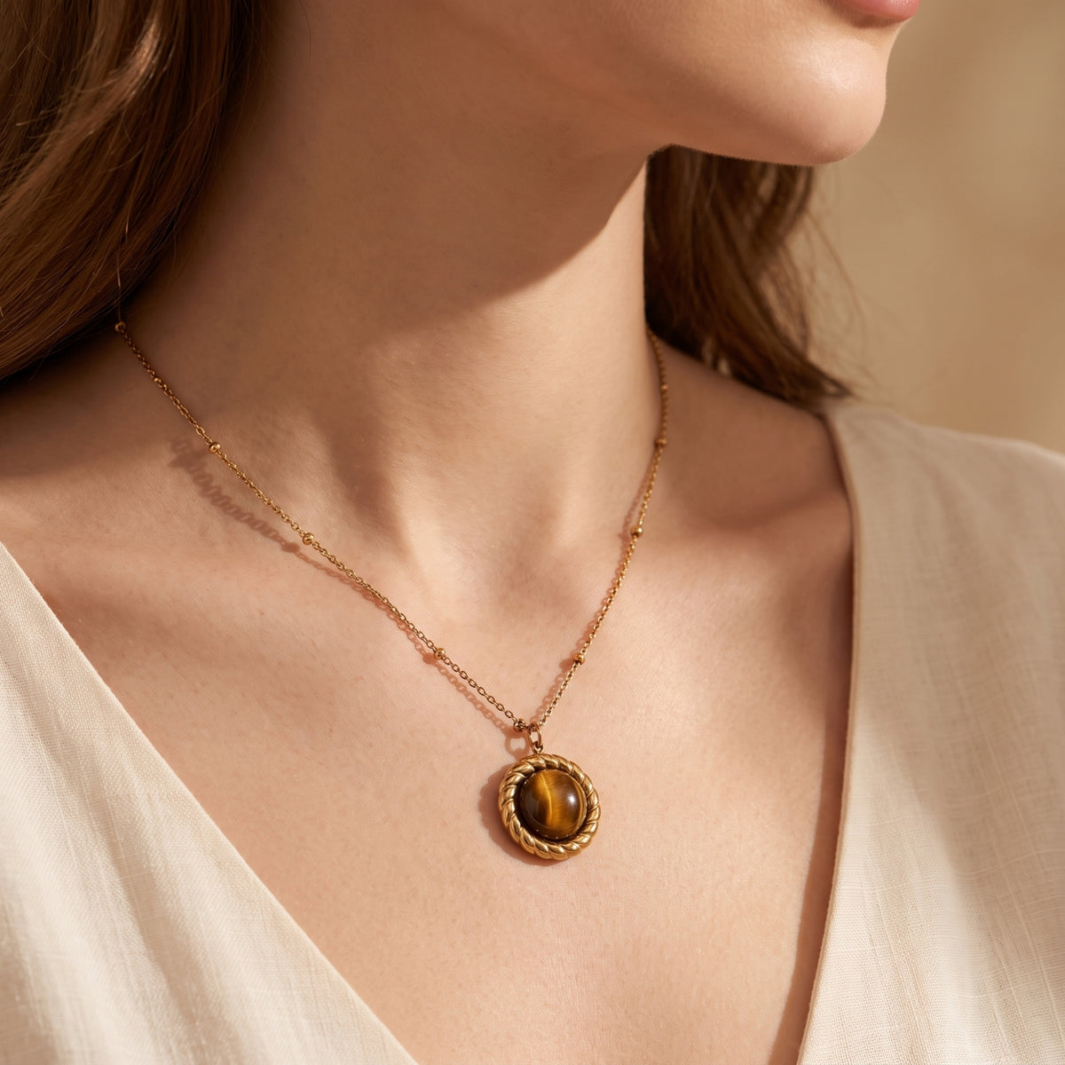 Le collier pendentif cabochon Aura