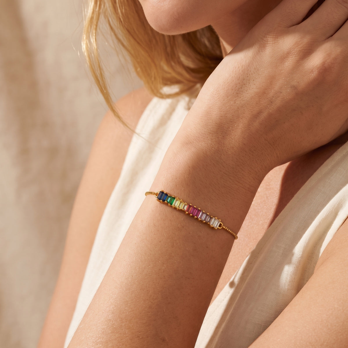Das Regenbogenarmband mit Baguette-Steinen