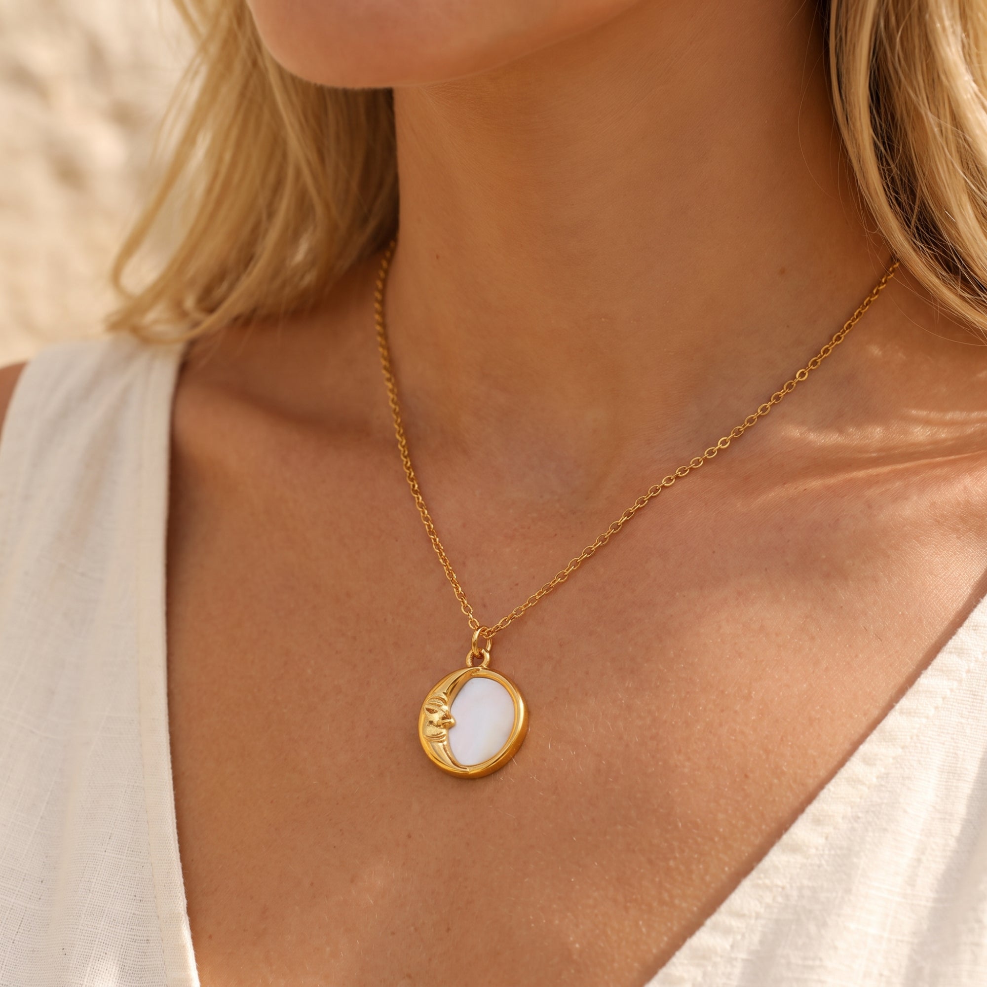 Le collier pendentif en forme de croissant de lune