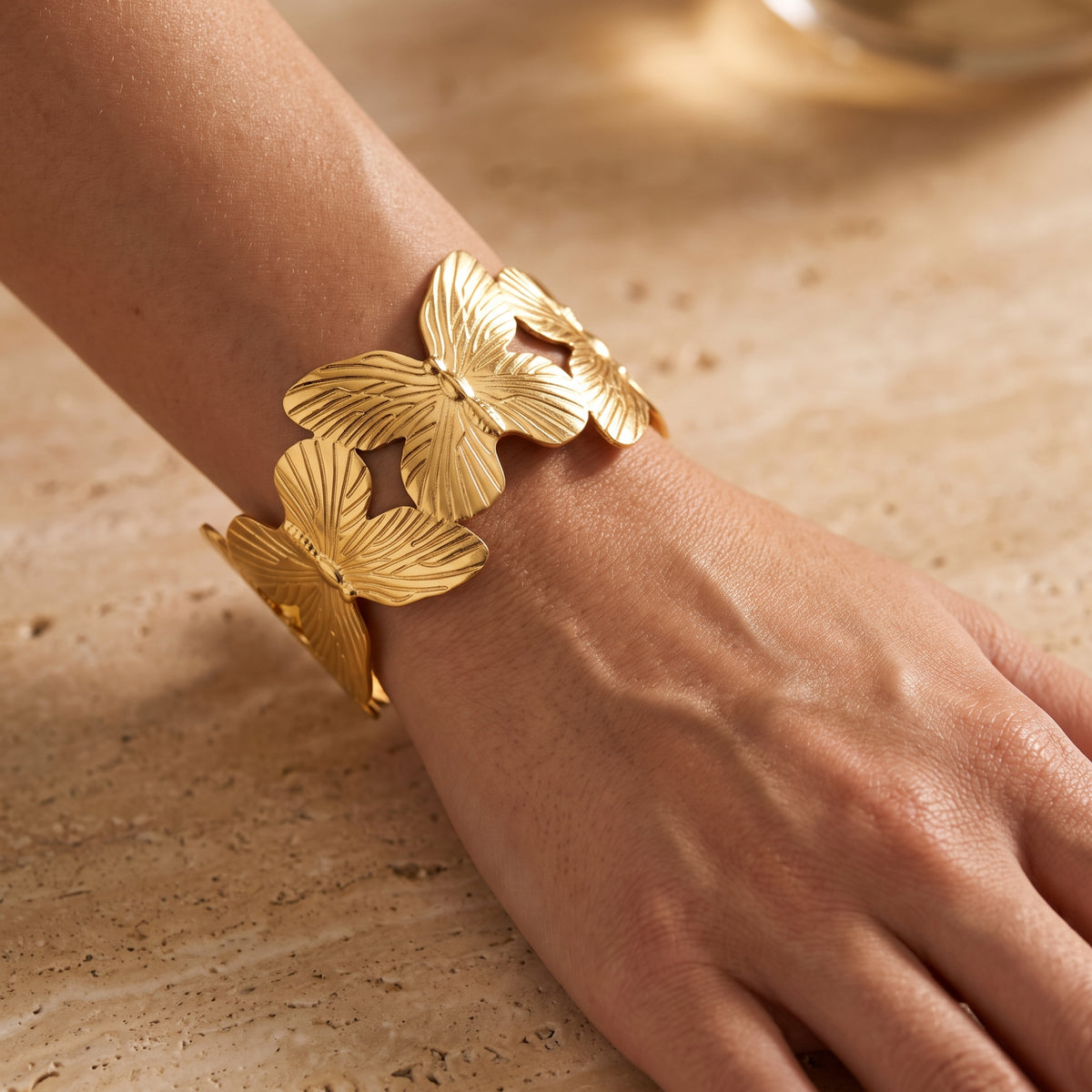 Das Schmetterlingsarmreif-Armband