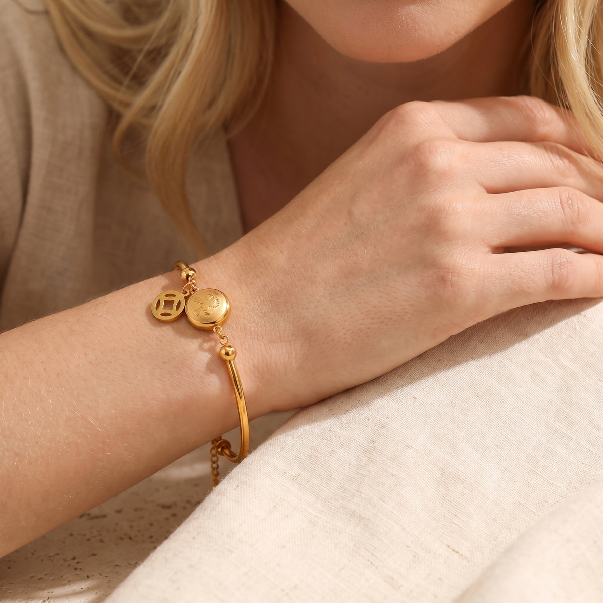 Das Armband „Glücksmünze“ mit Anhängern