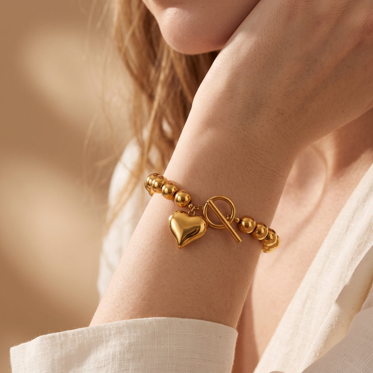 Das Perlenarmband mit Herzverschluss