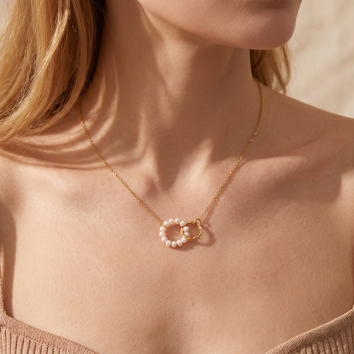 Le collier cercle entrelacé en perles
