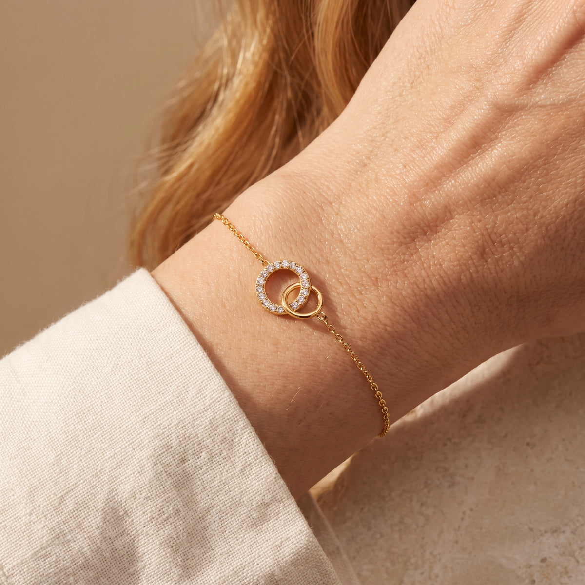 Das Armband mit ineinandergreifenden Kreisen