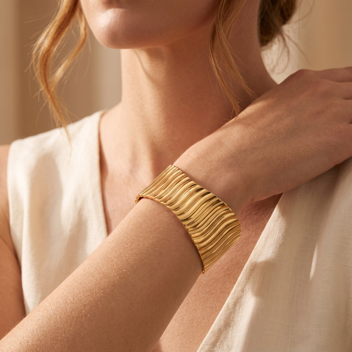 Das geriffelte Wellen-Manschettenarmband