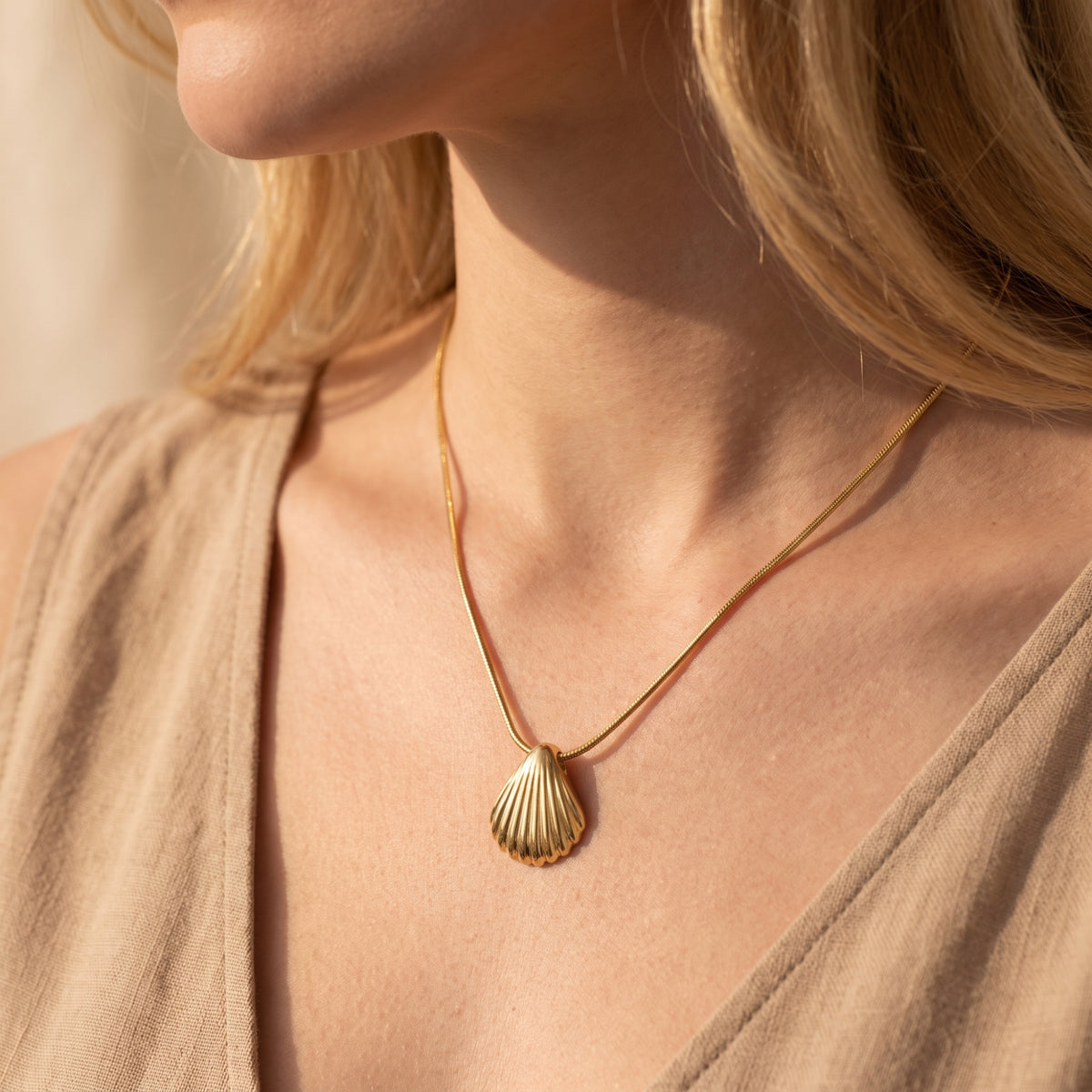 Collier pendentif coquillage festonné