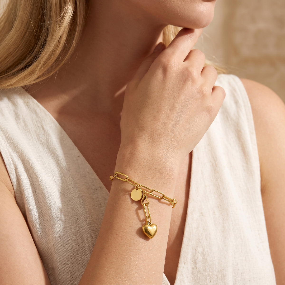 Das Armband mit Herzanhänger und Gliedern
