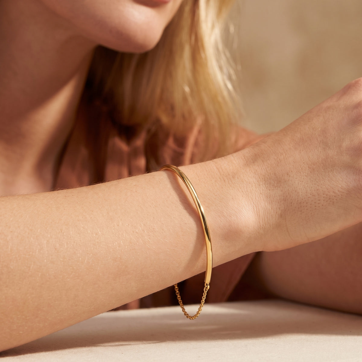 Das elegante Kettenarmband als Armreif