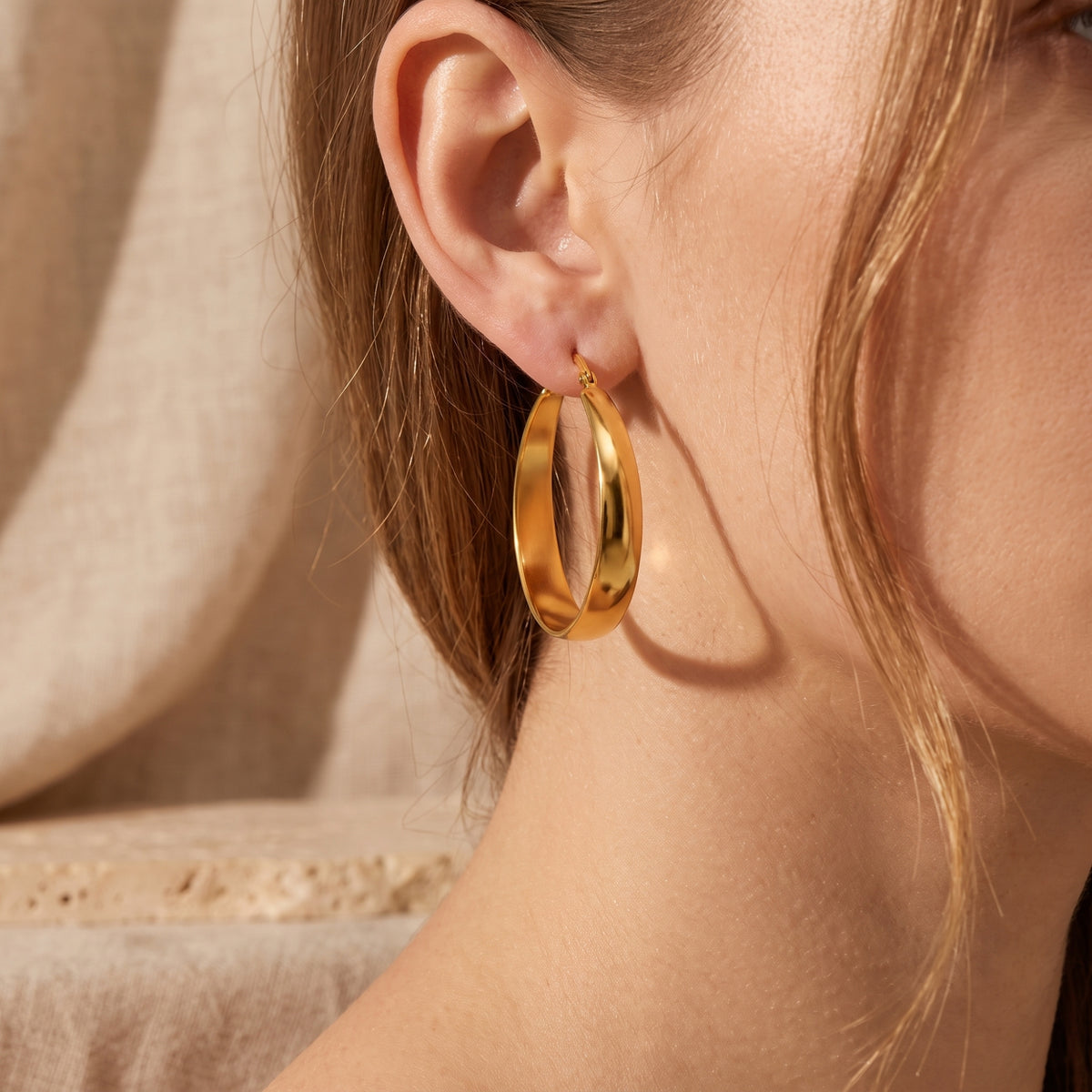 Les boucles d’oreilles créoles sculpturales effilées