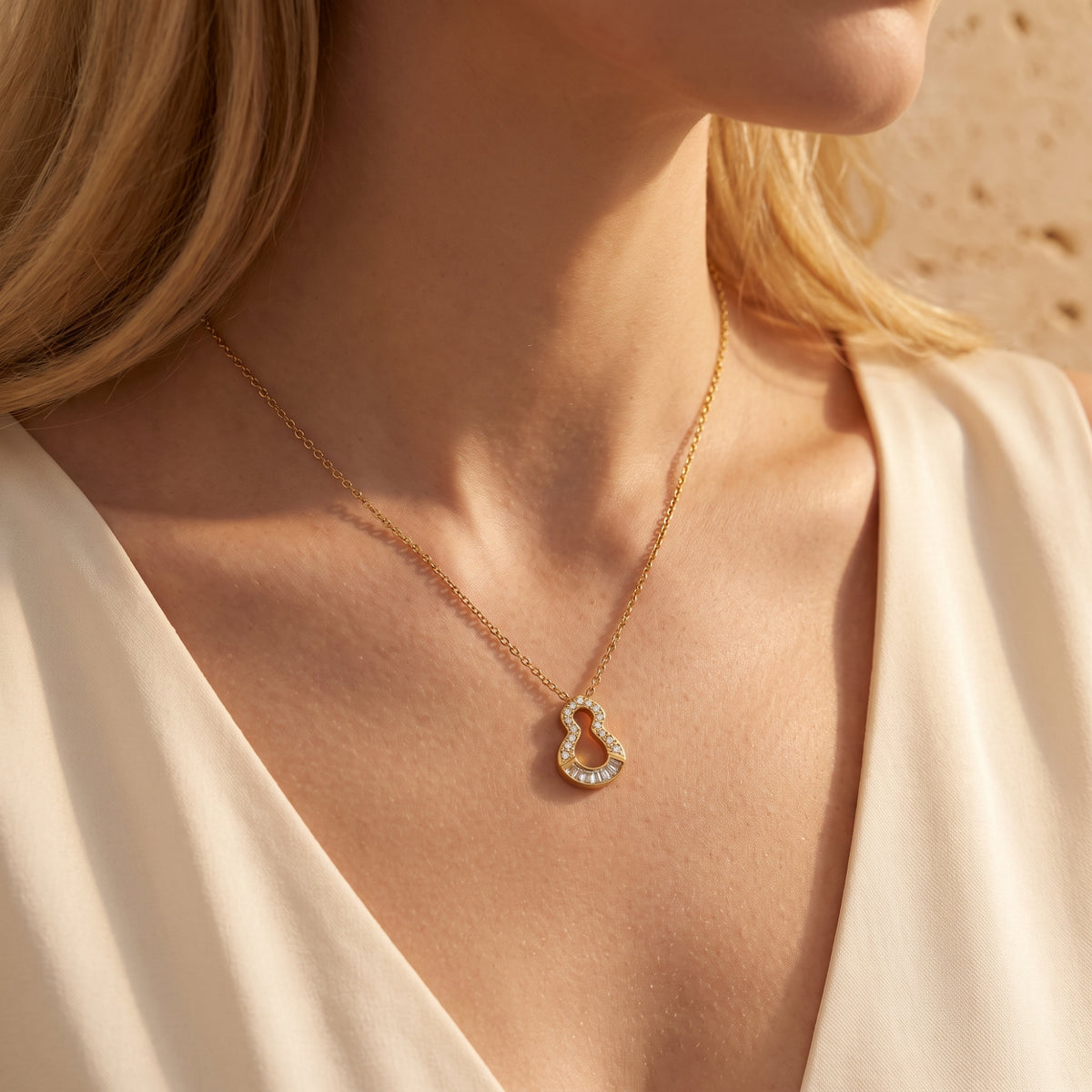 Le collier à pendentif baguette en trou de serrure