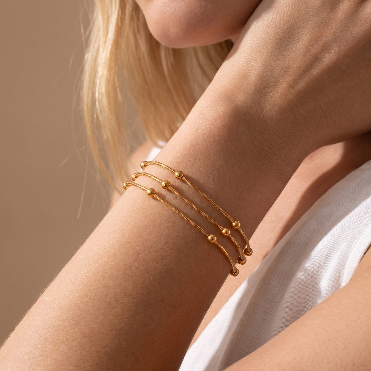 Das Armband mit Perlenschichten