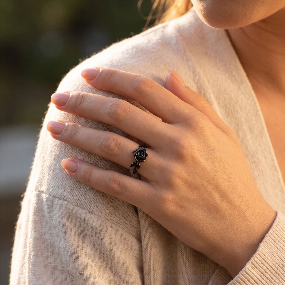 Der Ring mit schwarzer Rose und Ranken
