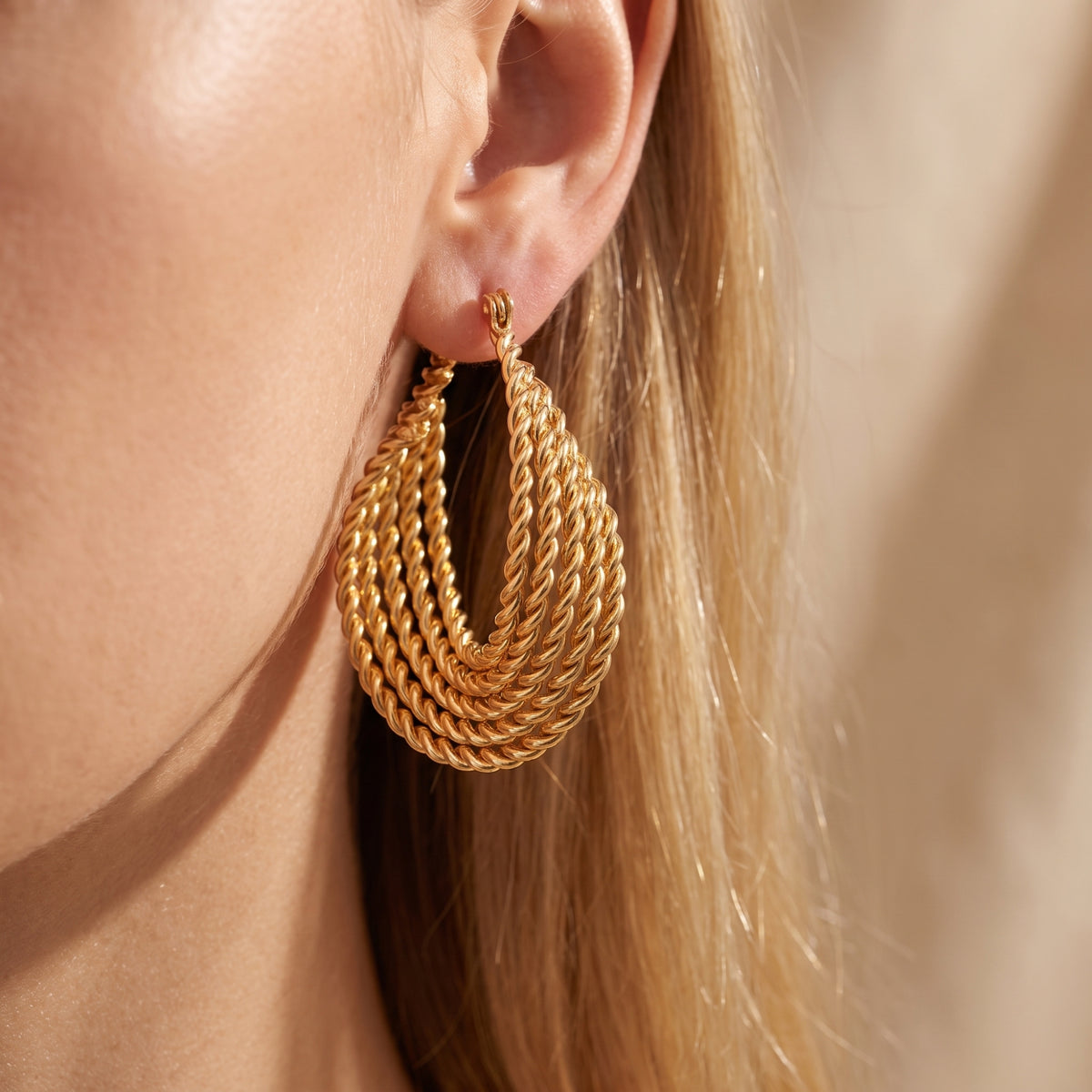 Les boucles d’oreilles pendantes torsadées façon corde
