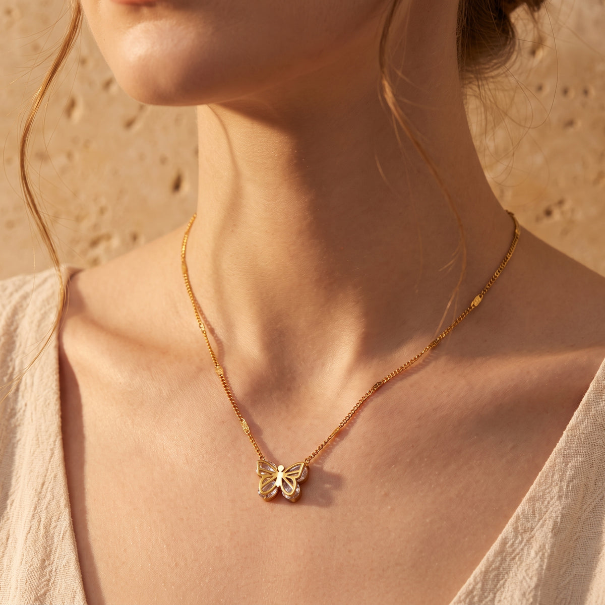 Le collier papillon ajouré