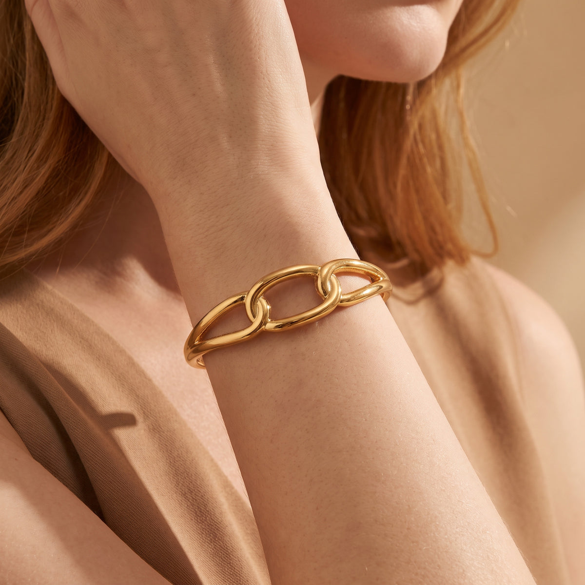 Das skulpturale Glieder-Manschettenarmband