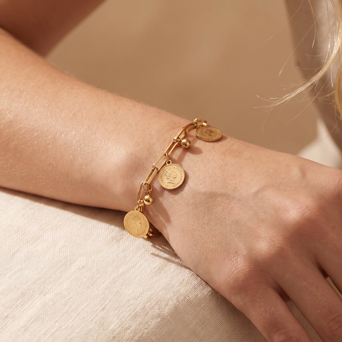 Das Gliederarmband mit Münzanhänger