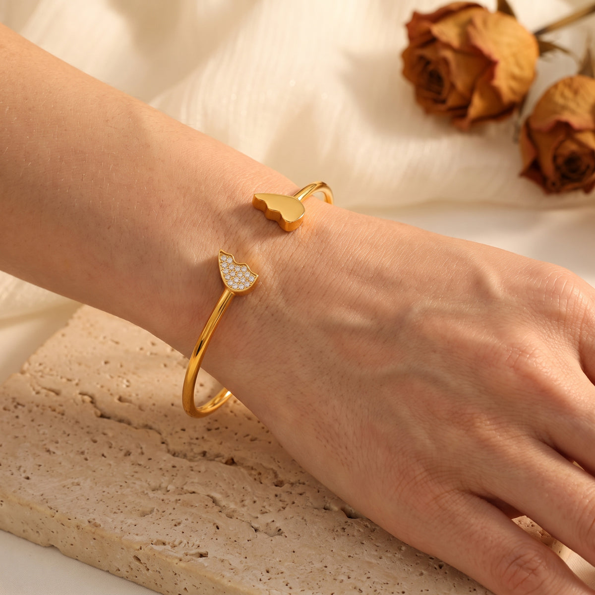 Das Armreif-Armband „Gebrochenes Herz“