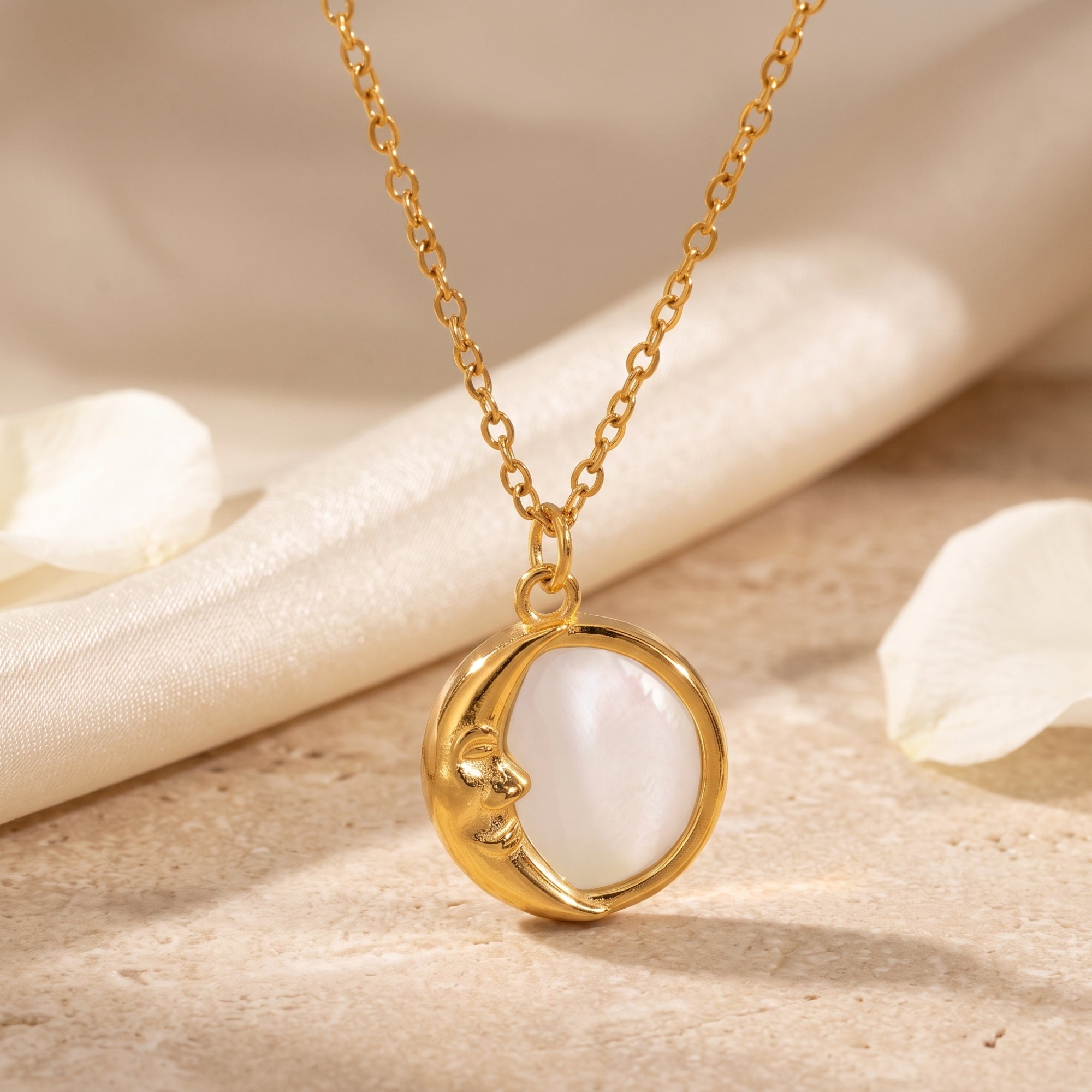 Le collier pendentif en forme de croissant de lune