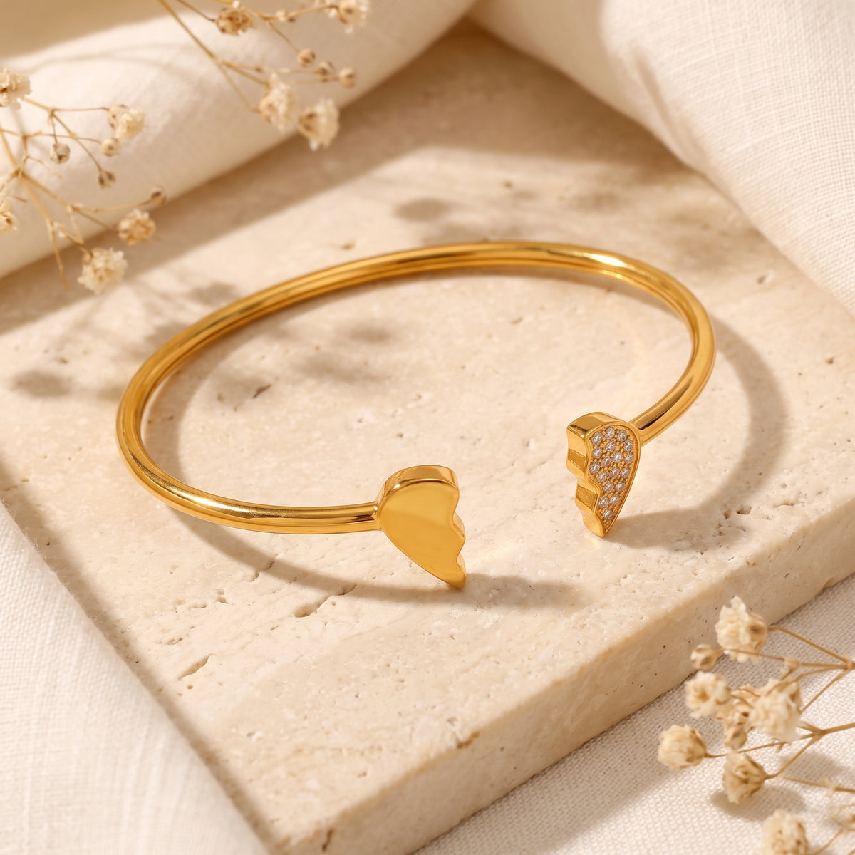 Das Armreif-Armband „Geteiltes Herz“