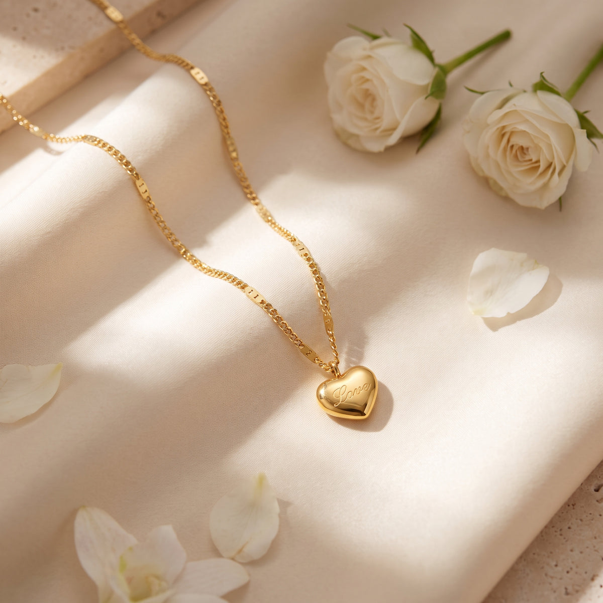 Le collier pendentif cœur gravé