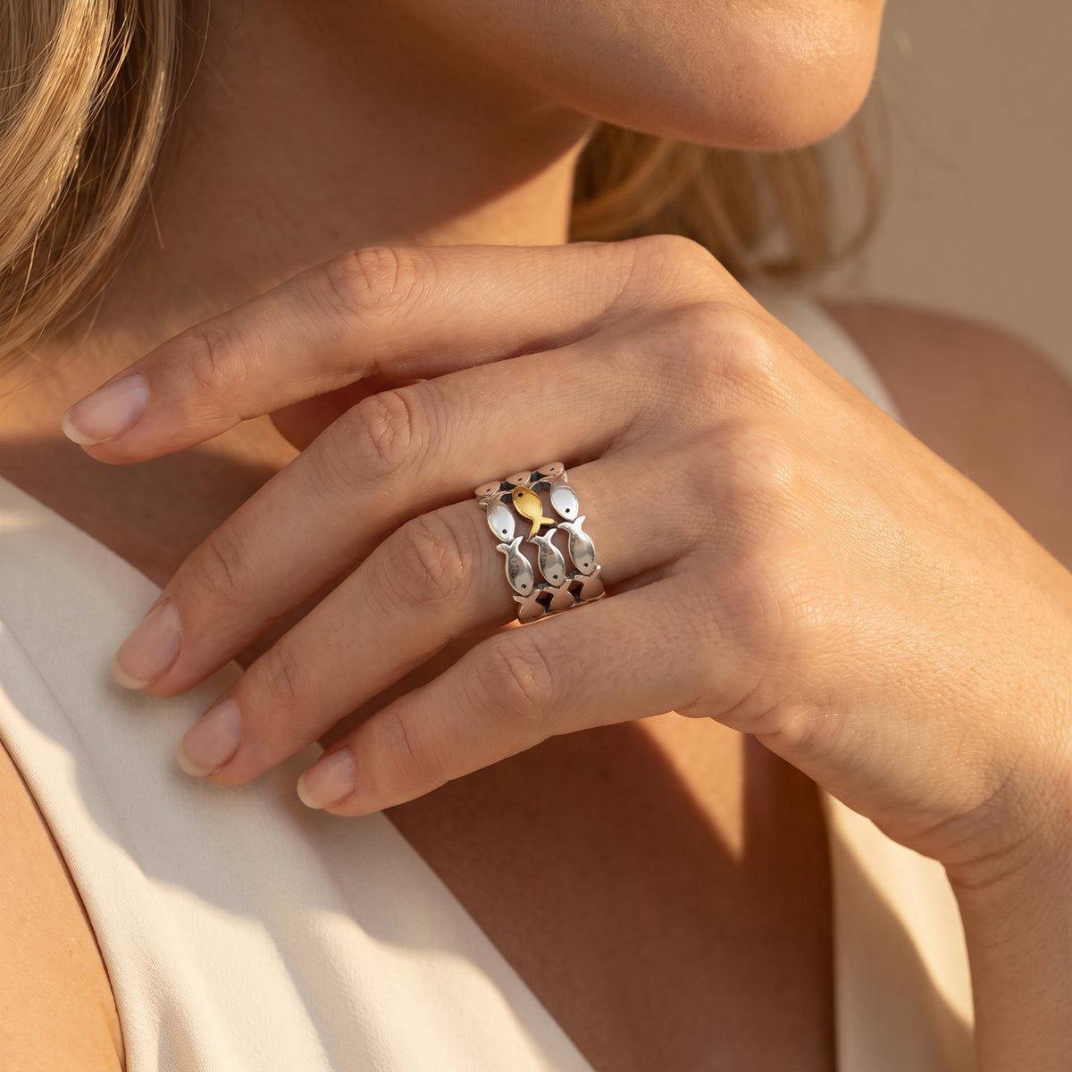 El anillo del pez que nada contra la corriente