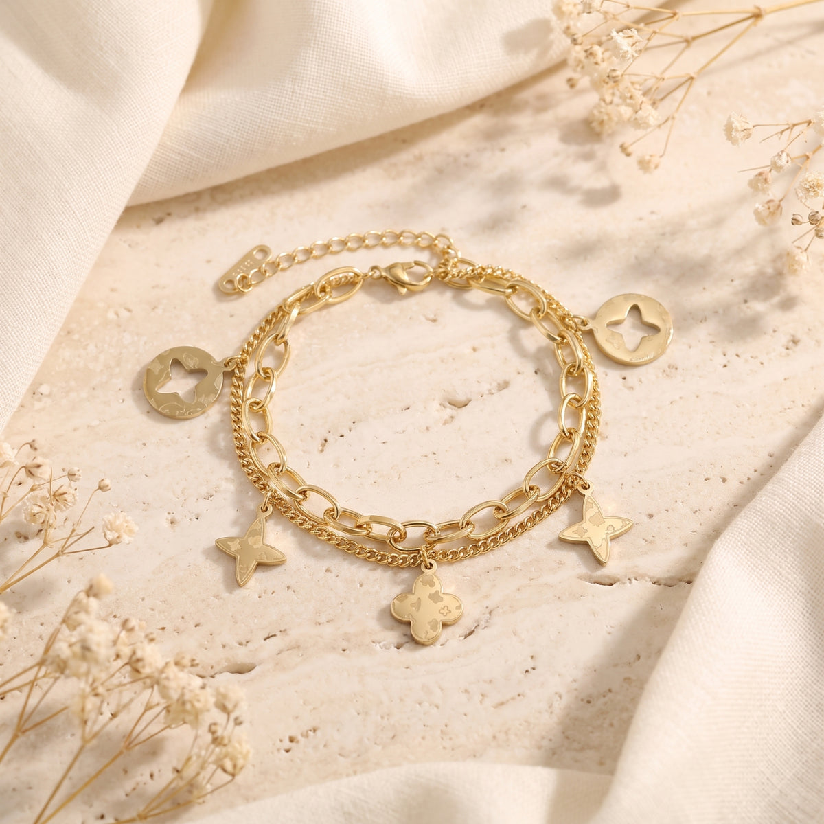 Le bracelet à breloques trèfle superposé